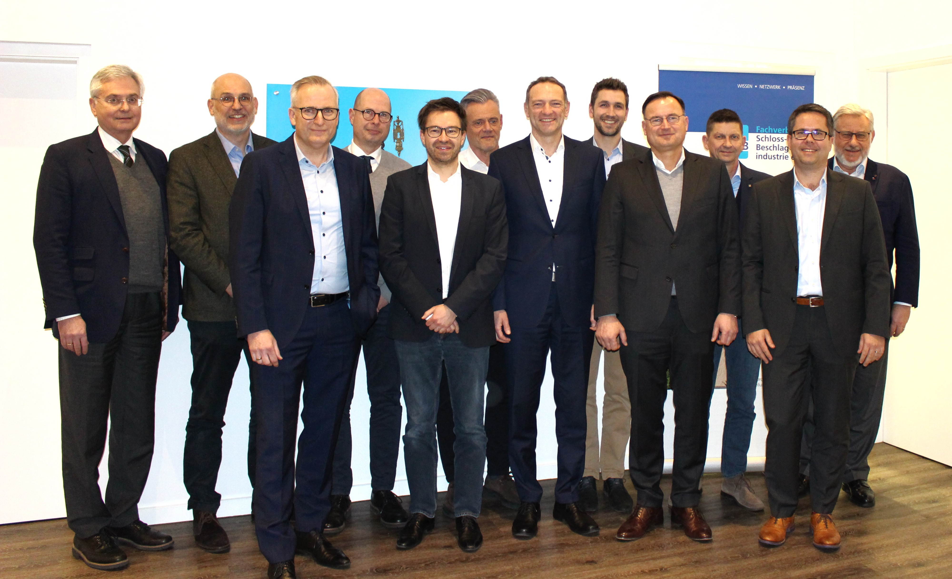 Der FVSB-Vorstand mit seinen scheidenden Mitgliedern (v.l.): Richard Rackl von CES, Matthias Kohl von BMH, Michael Muhl von SIMONSWERK, Volker Kirchberg von Deni/OGRO, Andreas Fuhr von FUHR, Michael Hensel von dormakaba Holding, Dr. Frank Völker von CES, Robert Schlieper von WILKA, Vorstandsvorsitzender Karl Kristian Woelm von WOELM, Martin Graé von ROTO, Torsten Stolte von dormakaba Deutschland und Wolf Hoppe von HOPPE.