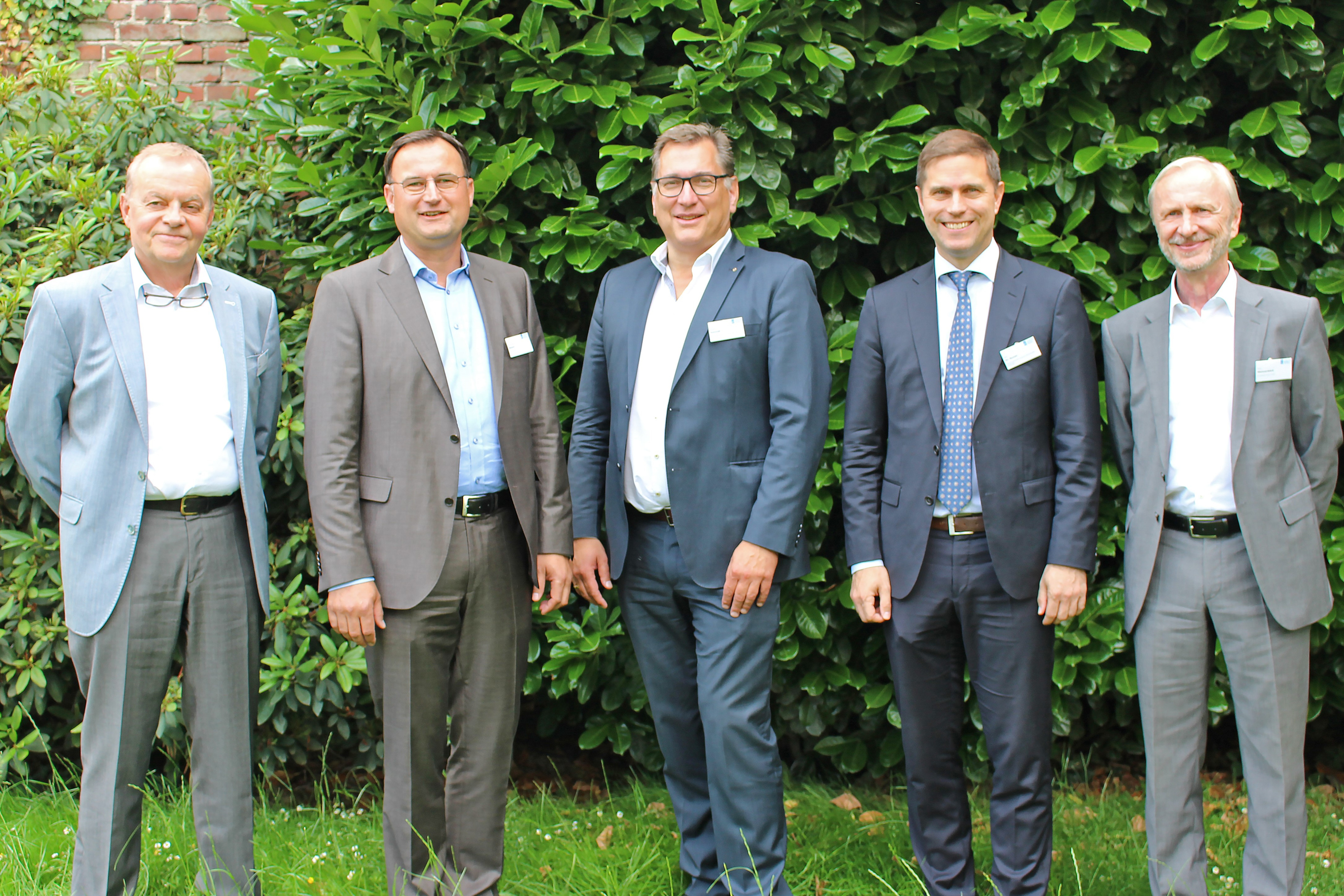 FVSB-Geschäftsführer Stephan Schmidt (3.v.l.) und der FVSB-Vorsitzende Karl Kristian Woelm (2.v.l.) zusammen mit Hans Weissenböck (5.v.l.) und Achim Kieker (1.v.l.) von der ARGE sowie Rechtsanwalt Dr. Jens Nusser (4.v.l.).