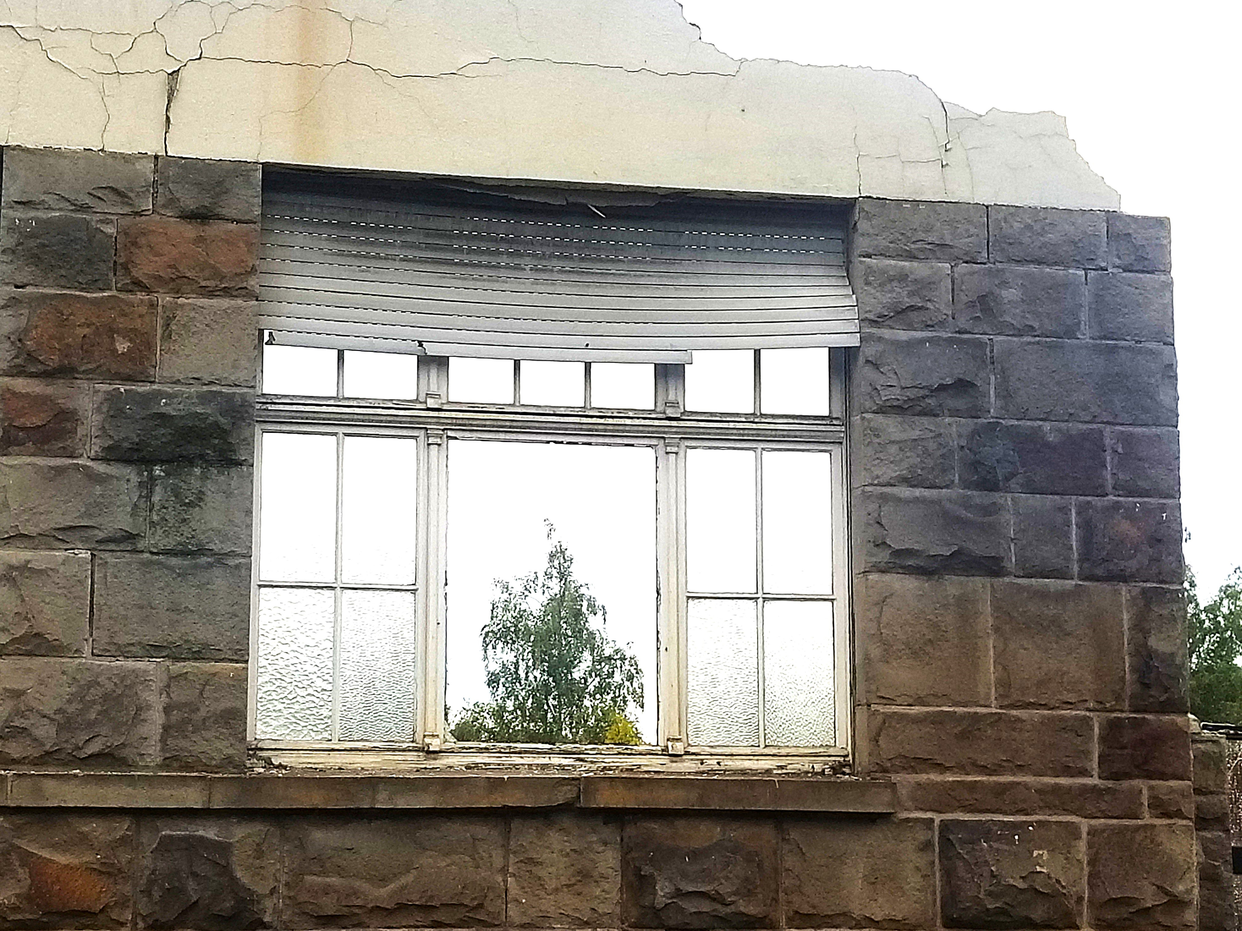 Derzeit werden die beim Gebäuderückbau anfallenden Altfenster von Abbruchunternehmen oft maschinell mit der Fassade abgebrochen.