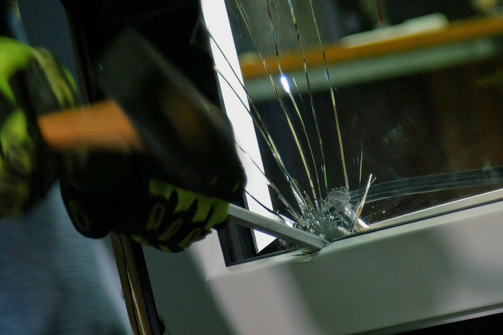 Einbruchhemmung - Prüfung Fenster2 Das Glasstechen ist eine gängige Methode von Einbrechern.