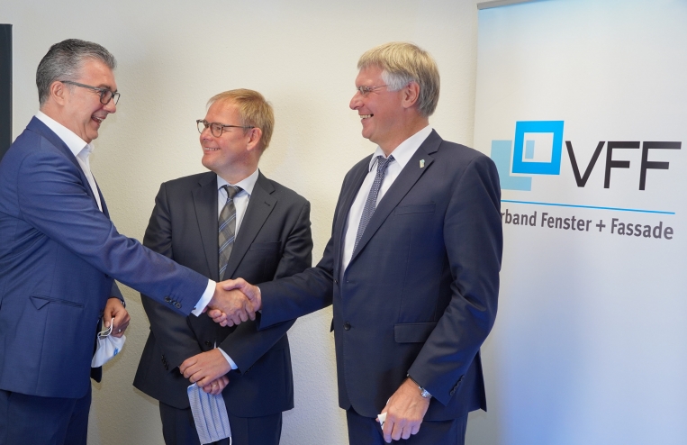 Detlef Timm (rechts) gratuliert in der VFF-Geschäftsstelle seinem Nachfolger Helmut Meeth zur gerade erfolgten Wahl zum neuen VFF-Präsidenten. In der Bildmitte VFF-Geschäftsführer Frank Lange. Timm bleibt dem VFF als Vizepräsident erhalten. 