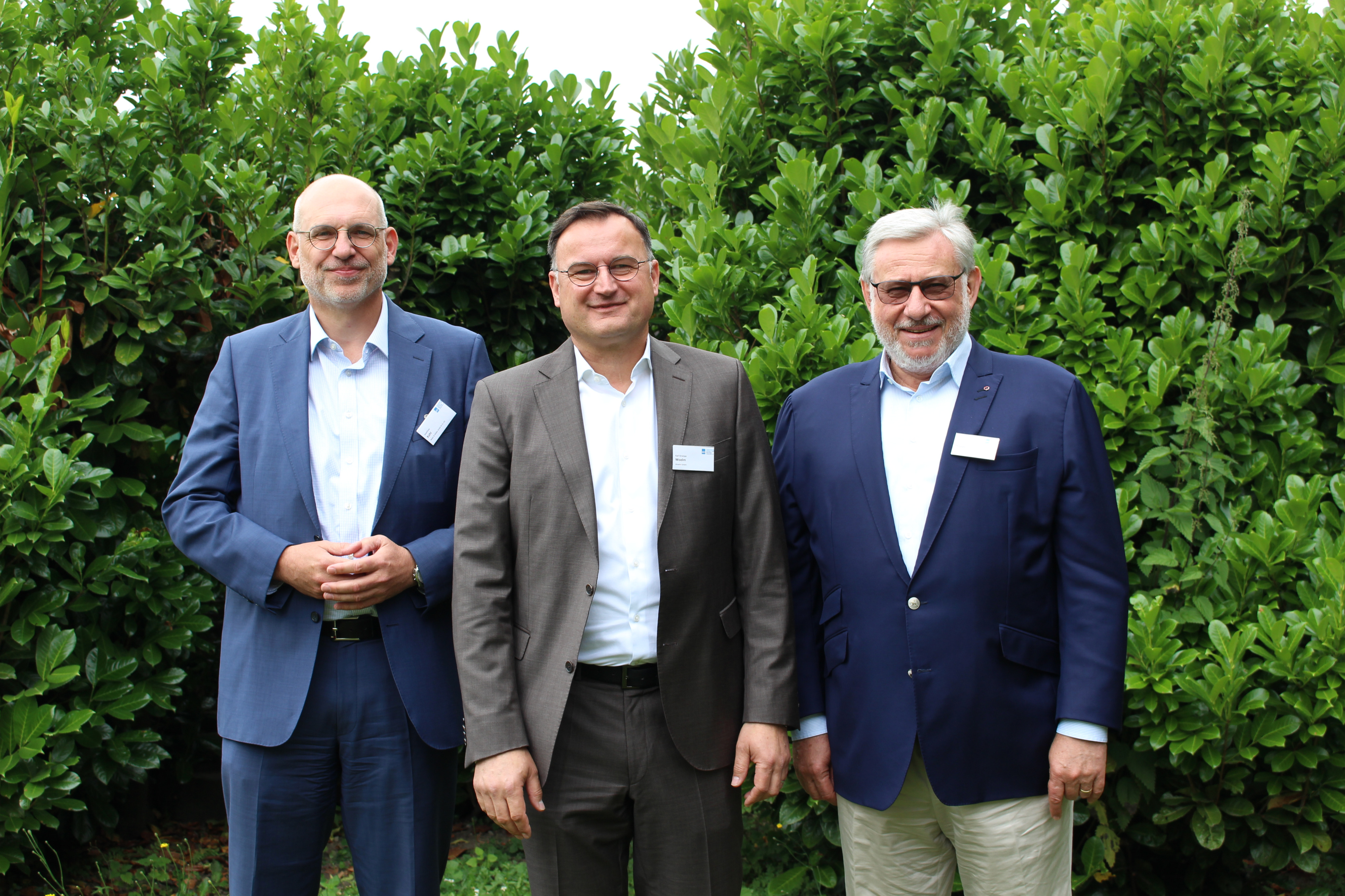 Sind in ihren Ämtern von den Mitgliedern bestätigt worden (v.l.): Matthias Kohl (Beyer & Müller GmbH & Co. KG) als stellvertretender Vorsitzender, Karl Kristian Woelm (Woelm GmbH) als Vorstandsvorsitzender, und Wolf Hoppe (HOPPE AG), ebenfalls als stellvertretender Vorsitzender.