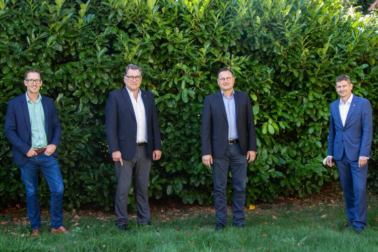 FVSB-Geschäftsführer Stephan Schmidt (2.v.l.) und der FVSB-Vorsitzende Karl Kristian Woelm (3.v.l.), geschäftsführender Gesellschafter der Woelm GmbH, zusammen mit dem Leiter der ARGE-WG BIM Dr. Kai Oberste-Ufer (1.v.l.), dormakaba Deutschland GmbH, und dem neuen ARGE-Vorstandsmitglied Martin Graé (4.v.l.), Roto Frank Fenster- und Türtechnologie GmbH, bei der diesjährigen ARGE-Mitgliederversammlung vor Ort beim FVSB.