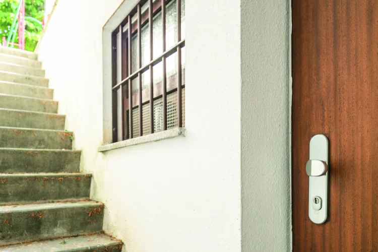 Besonders Nebeneingangstüren sollten zusätzlich gesichert sein. Hier können Einbrecher sich meist ungestört Zugang verschaffen.