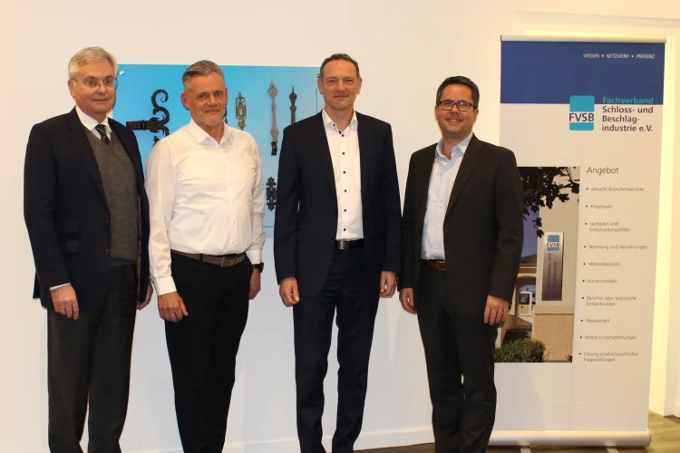 Vorstand-Nachfolger „Alt gegen neu“: Richard Rackl (l.) übergibt seinen Vorstandposten im FVSB an Dr. Frank Völker (2.v.r.), Michael Hensel an seinen Nachfolger Torsten Stolte (r.).