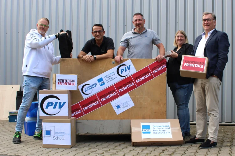 Premiere auf der Fensterbau Bereiten sich auf die Fensterbau/Frontale 2024 vor (v.l.): PIV-Laborleiter Sascha Holz, Thomas Gakis und Marc Schütz von Schütz Vorrichtungsbau, PIV-Leiterin Andrea Horsthemke und Stephan Schmidt, Geschäftsführer der Gütegemeinschaft Schlösser und Beschläge sowie dem FVSB.