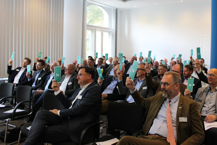 FVSB JMV 2024 - Teilnehmer Die Teilnehmer der FVSB-Jahresmitgliederversammlung bei der Abstimmung über den Jahresetat 2025.