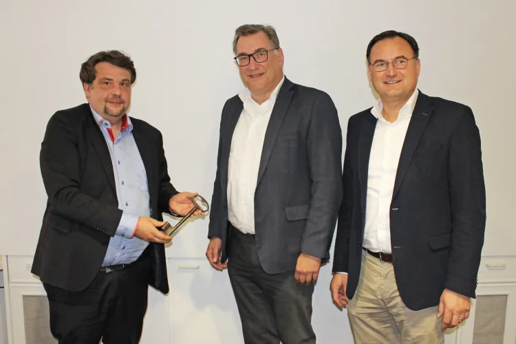 Dennis Radtke - Europaabgeordneter Der Europaabgeordnete Dennis Radtke (1.v.l.) zusammen mit FVSB-Geschäftsführer Stephan Schmidt (2.v.l.) und dem FVSB-Vorsitzenden Karl Kristian Woelm (3.v.l.), geschäftsführender Gesellschafter der Woelm GmbH, im Verbandshaus.