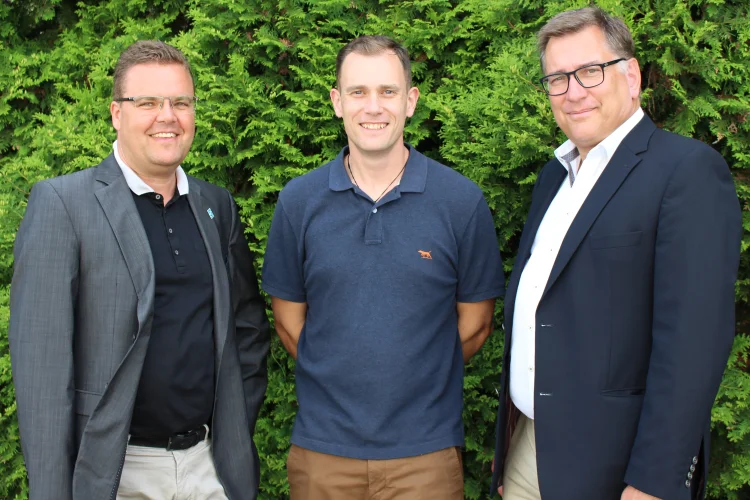 Australischer Besuch FVSB-Geschäftsführer Stephan Schmidt (3.v.l.) und Interkey-Geschäftsführer Ralf Margout (1.v.l.) zusammen mit Locksmith Aaron Smith (2.v.l.) bei seinem Besuch in Velbert.