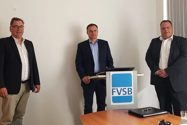 JMV_2020 Stephan Schmidt (1.v.l.), Geschäftsführer des Fachverbandes Schloss- und Beschlagindustrie (FVSB), zusammen mit dem FVSB-Vorsitzenden Karl Kristian Woelm (2.v.l.), geschäftsführender Gesellschafter der Woelm GmbH, und Holger Koch (3.v.l.), stellvertretender FVSB-Geschäftsführer, bei der diesjährigen Mitgliederversammlung.