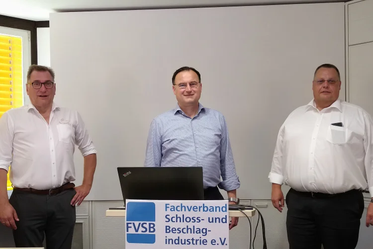 FVSB JMV 2021 - online Stephan Schmidt (1.v.l.), Geschäftsführer des Fachverbandes Schloss- und Beschlagindustrie (FVSB), zusammen mit dem FVSB-Vorsitzenden Karl Kristian Woelm (2.v.l.), geschäftsführender Gesellschafter der Woelm GmbH, und Holger Koch (3.v.l.), stellvertretender FVSB-Geschäftsführer, bei der diesjährigen Mitgliederversammlung.