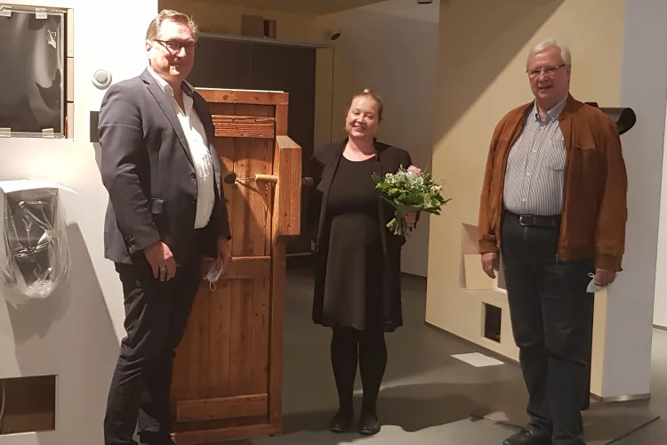 Deutsches Schlösser- und Beschlägemuseum - Dr. Yvonne Gönster Stephan Schmidt (1.v.l.), Geschäftsführer des Fachverbandes Schloss- und Beschlagindustrie (FVSB) und Wolfgang K. Schlieper (3.v.l.), Vorsitzender der Förderungsgemeinschaft des Museums, gratulierten Dr. Yvonne Gönster (2.v.l.), Museumsleiterin des Deutschen Schloss- und Beschlägemuseums, zur neuen Position.