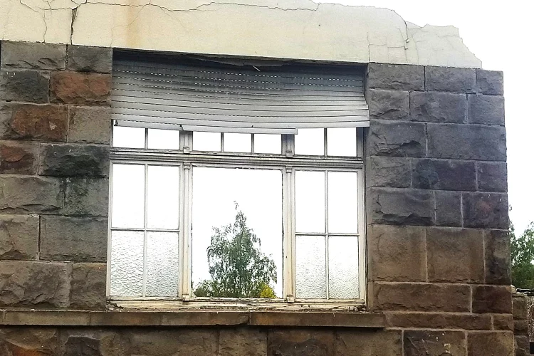 Fassadenabriss Derzeit werden die beim Gebäuderückbau anfallenden Altfenster von Abbruchunternehmen oft maschinell mit der Fassade abgebrochen.