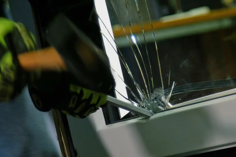 Einbruchhemmung - Prüfung Fenster2 Das Glasstechen ist eine gängige Methode von Einbrechern.