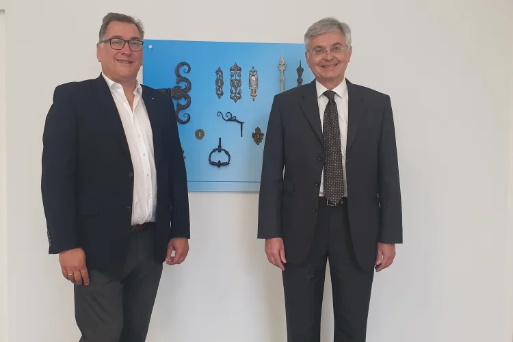 Gütegemeinschaft JMV 2021 Stephan Schmidt (1.v.l.), Geschäftsführer der Gütegemeinschaft, und der Vorsitzende der Gütegemeinschaft Richard Rackl (2.v.l.), CES-Geschäftsführer bei der diesjährigen Mitgliederversammlung.