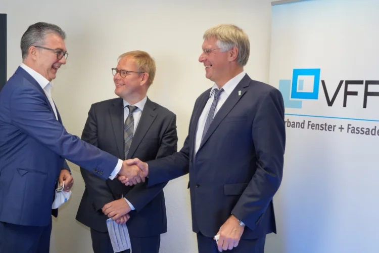 TimmMeeth-763 Detlef Timm (rechts) gratuliert in der VFF-Geschäftsstelle seinem Nachfolger Helmut Meeth zur gerade erfolgten Wahl zum neuen VFF-Präsidenten. In der Bildmitte VFF-Geschäftsführer Frank Lange. Timm bleibt dem VFF als Vizepräsident erhalten.