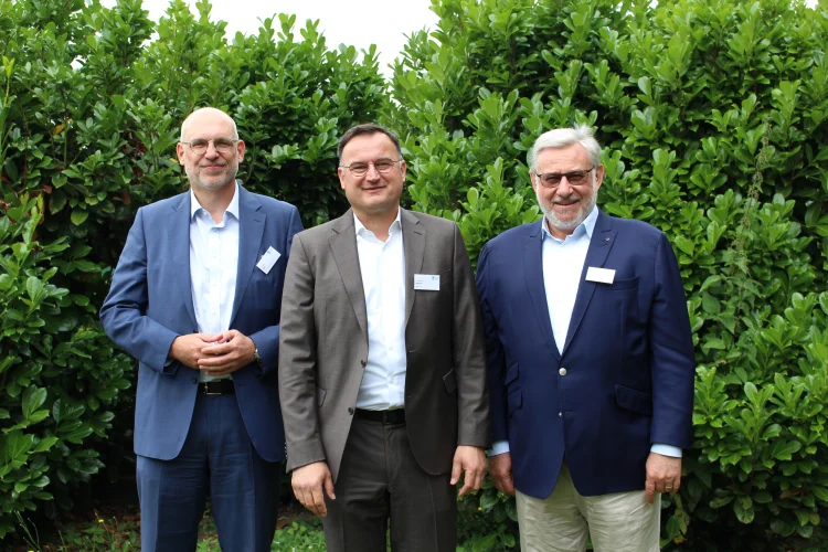 FVSB JMV 2025 - Vorstand Sind in ihren Ämtern von den Mitgliedern bestätigt worden (v.l.): Matthias Kohl (Beyer & Müller GmbH & Co. KG) als stellvertretender Vorsitzender, Karl Kristian Woelm (Woelm GmbH) als Vorstandsvorsitzender, und Wolf Hoppe (HOPPE AG), ebenfalls als stellvertretender Vorsitzender.