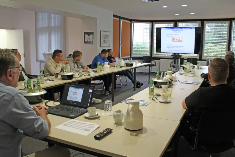 Traditionell hält der FVSB-GEschäftsführer Stephan Schmidt den Teilnehmern des AKB-Lehrgangs beim Besuch einen Vortrag über die Branche. 
